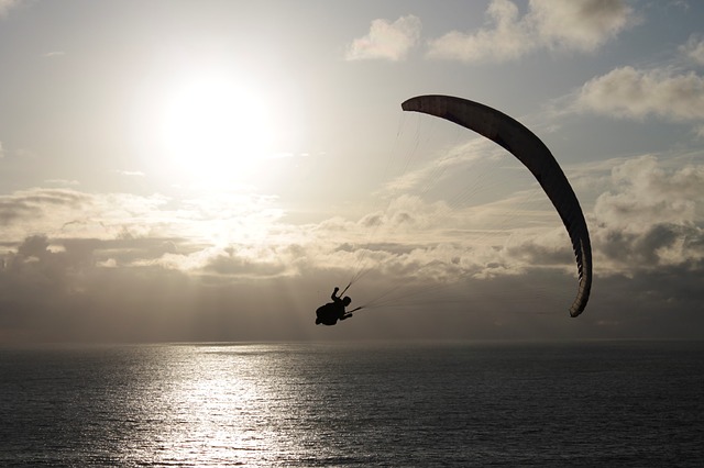 paragliding nad mořem.jpg