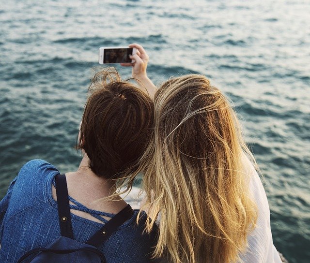 dva lidé si fotí selfie