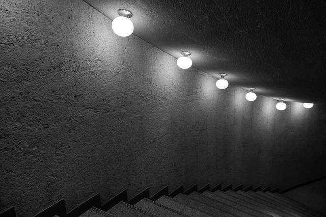 kulatá světla nad schodištěm